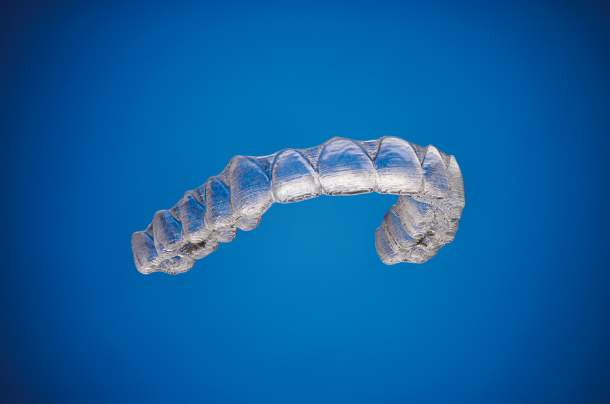 Invisalign Brasil - O tratamento com os alinhadores transparentes Invisalign  pode exigir o uso de Attachments Smartforce®, que são pequenos pontos de  resina fixados nos dentes. Discretos e da mesma cor dos