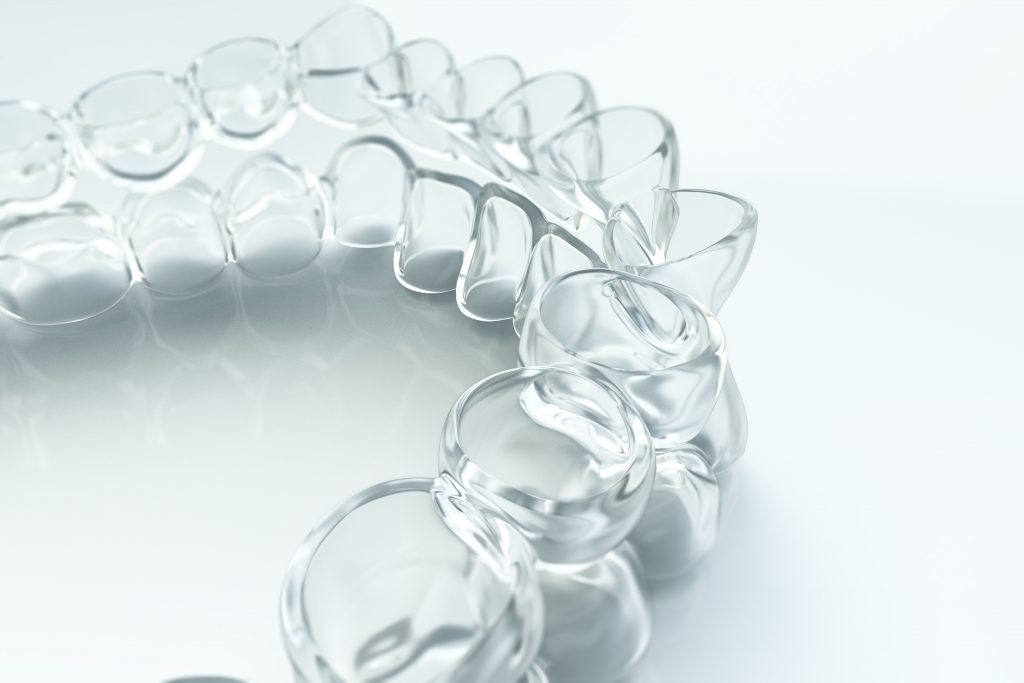Invisalign Brasil - O tratamento com os alinhadores transparentes Invisalign  pode exigir o uso de Attachments Smartforce®, que são pequenos pontos de  resina fixados nos dentes. Discretos e da mesma cor dos